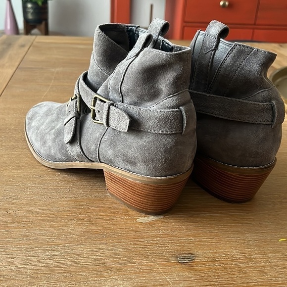 Cole Hann suede gray/grey ankle booties with buckles size 10 - Picture 8 of 8